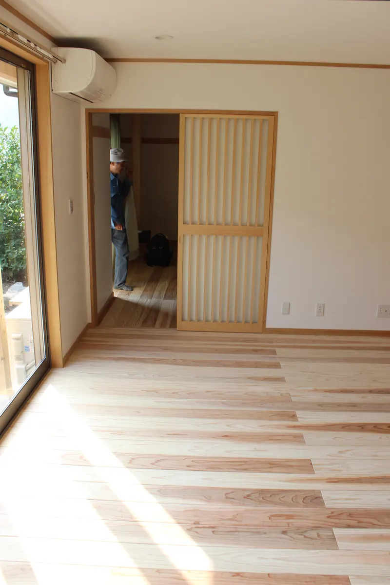 杉の縁甲板を張った廊下と木製建具