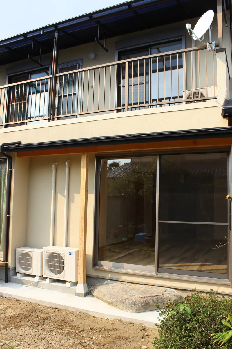 庭側から見た改修後の外観と掃き出し窓