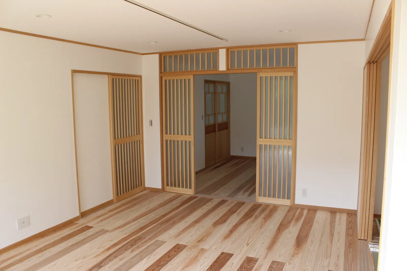 LDKと隣室を仕切る木製の引き込み戸