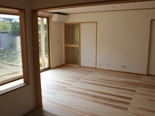 杉の床を使用したリノベーション後の明るい室内