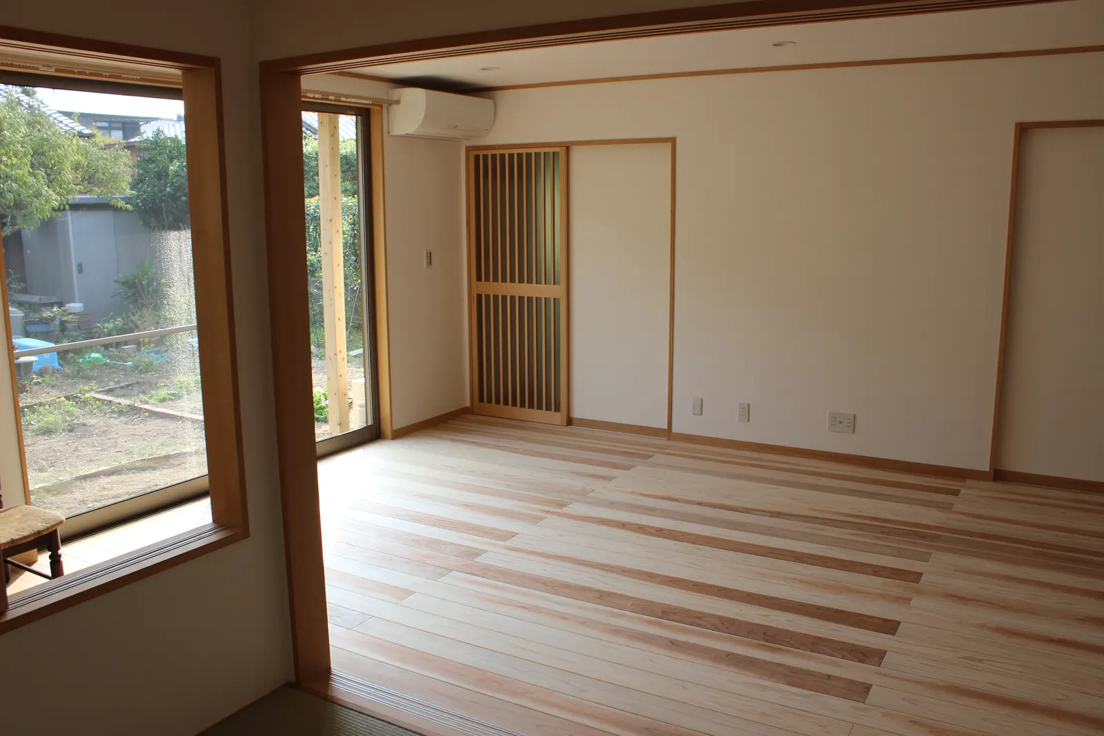 杉の床を使用したリノベーション後の明るい室内