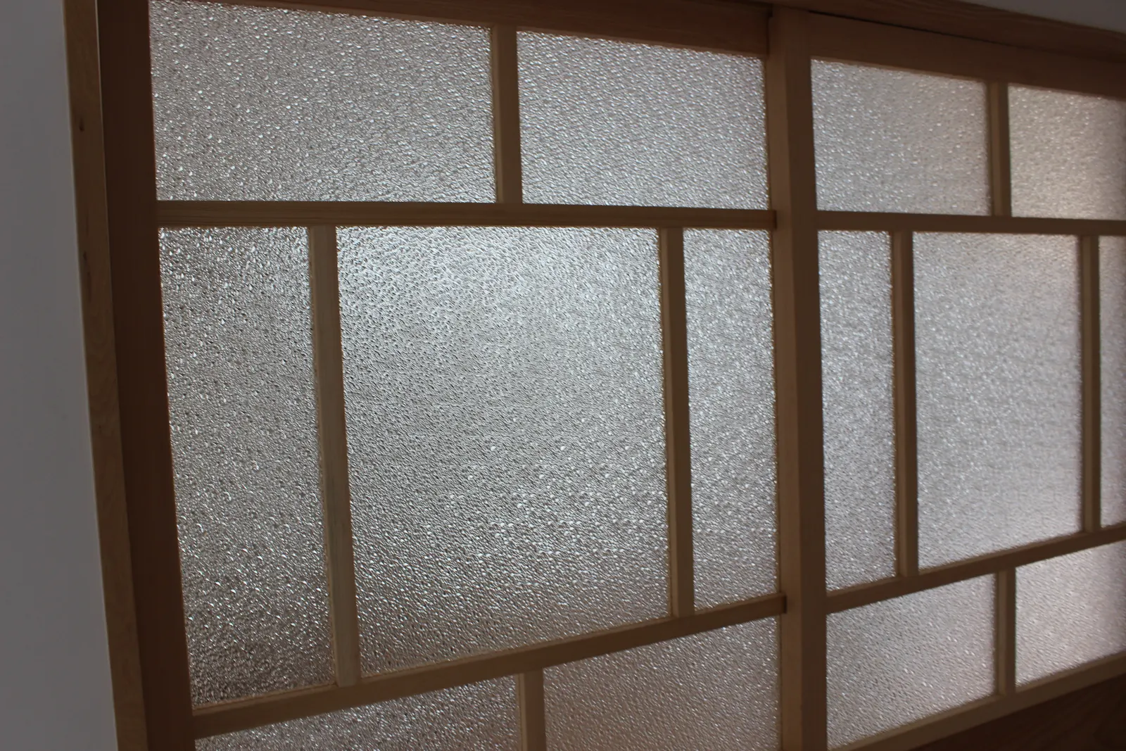 新しい障子と木製の建具