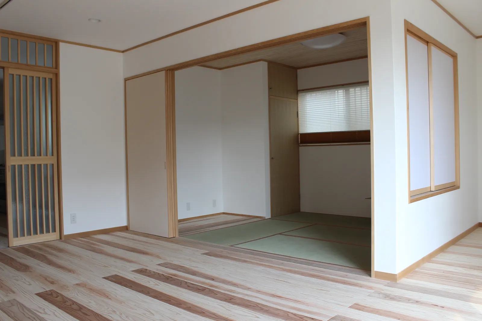杉の床の部屋から見た奥の和室。新しい畳と障子