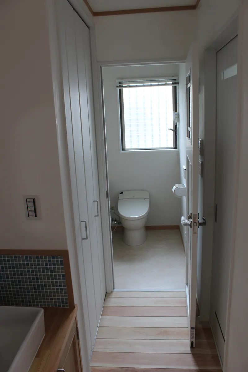 新しいトイレと小窓