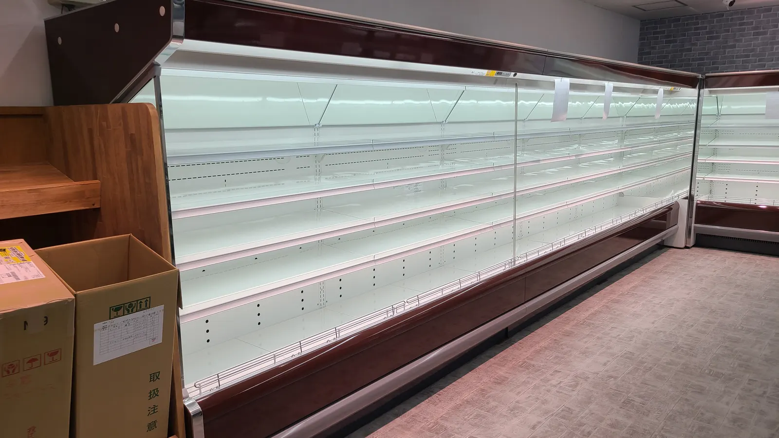 売場の壁ぎわに並ぶ、更新した冷蔵ショーケース