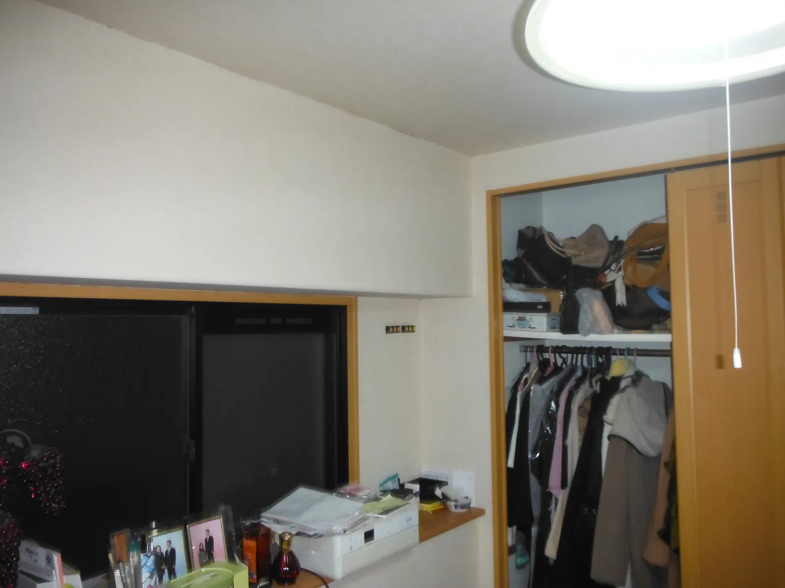 施工前のリビング。古いフローリングと壁のクローゼット