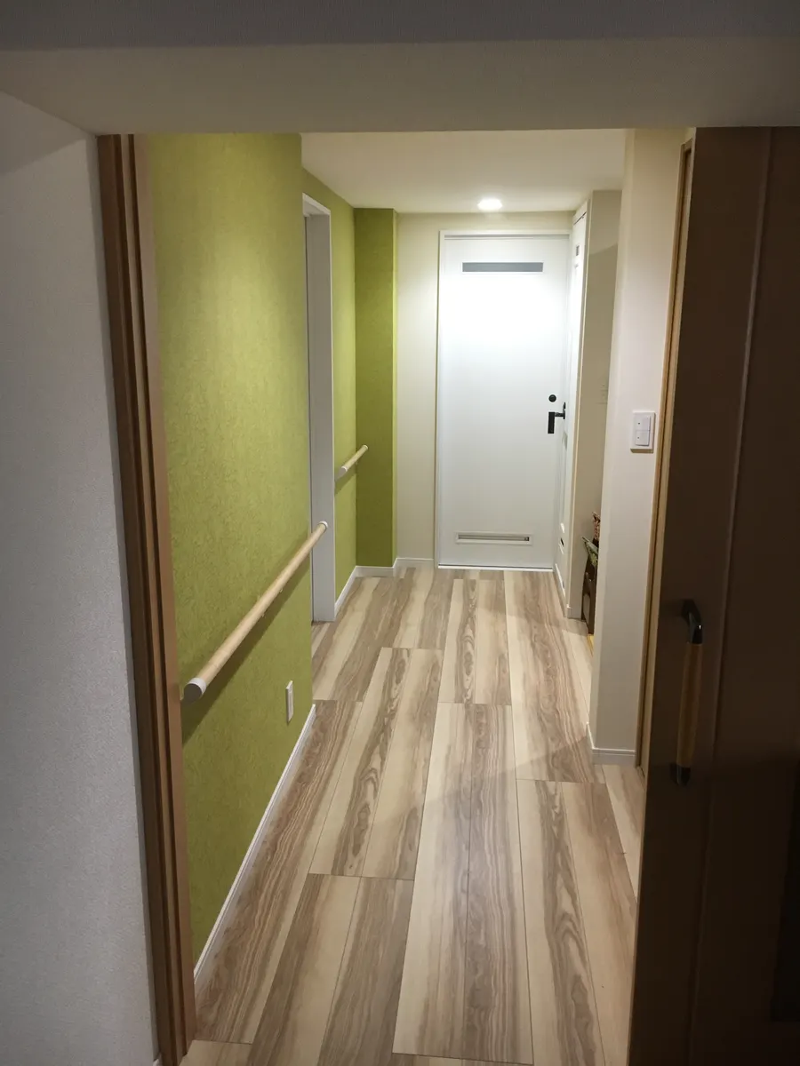 アクセントクロスと白い建具、手すりを設けた廊下