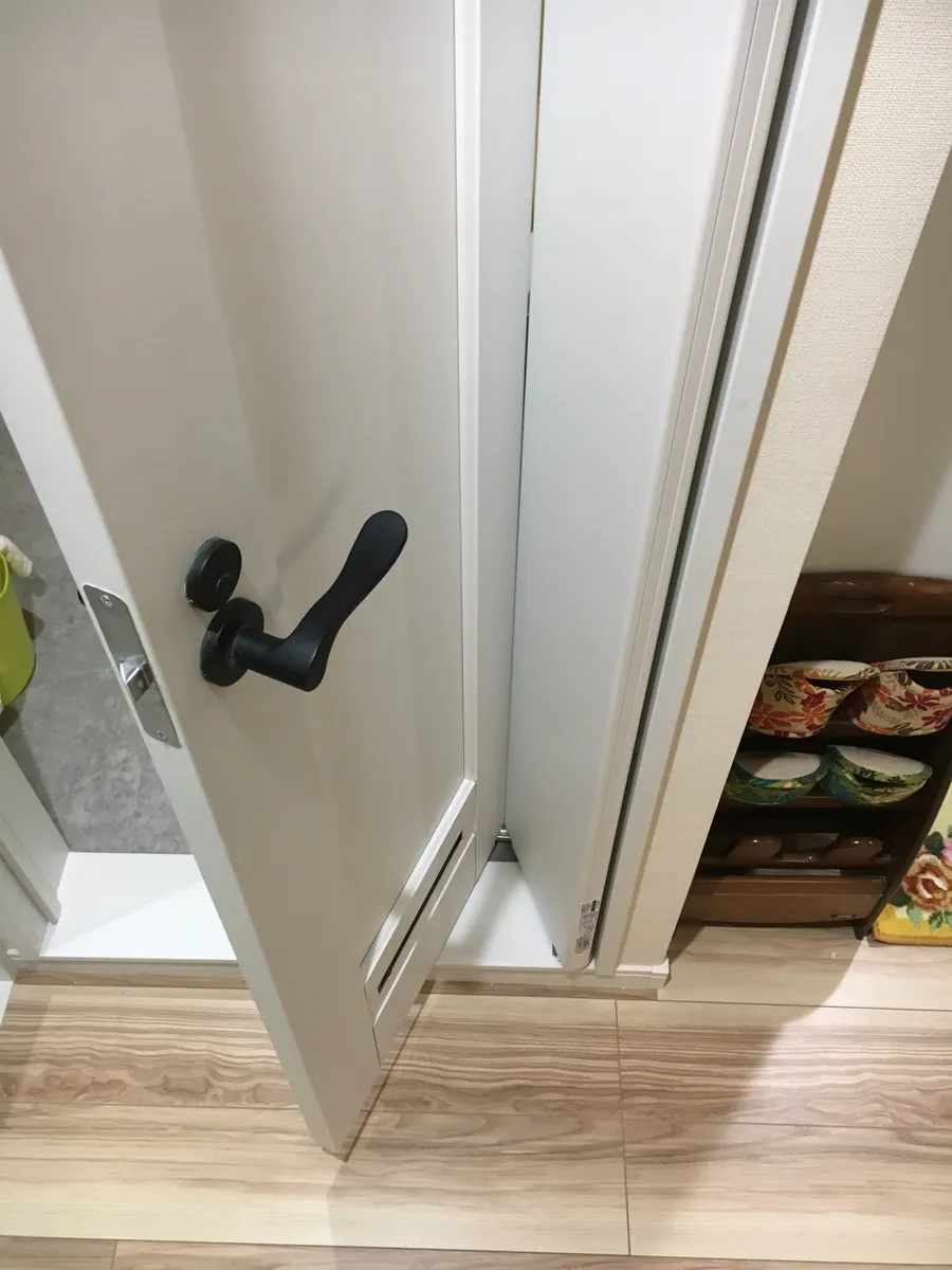 トイレの中折れドア