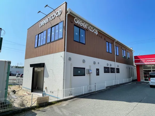 グリーンコープふくつ店の外観。上階は木目調、下階は白系の外装で、正面上部に greencoop のサイン