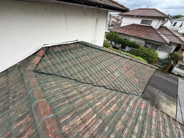 施工前の1階のセメント瓦屋根。瓦の表面に経年劣化が見られる