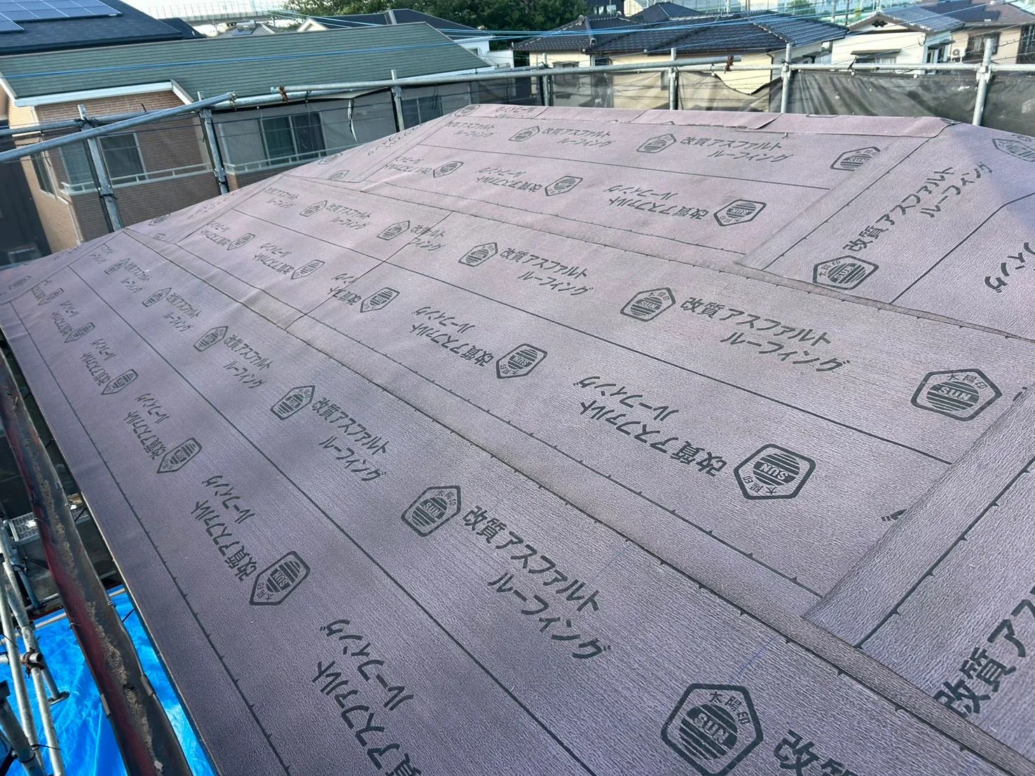 屋根に防水シート(改質アスファルトルーフィング)を張っている