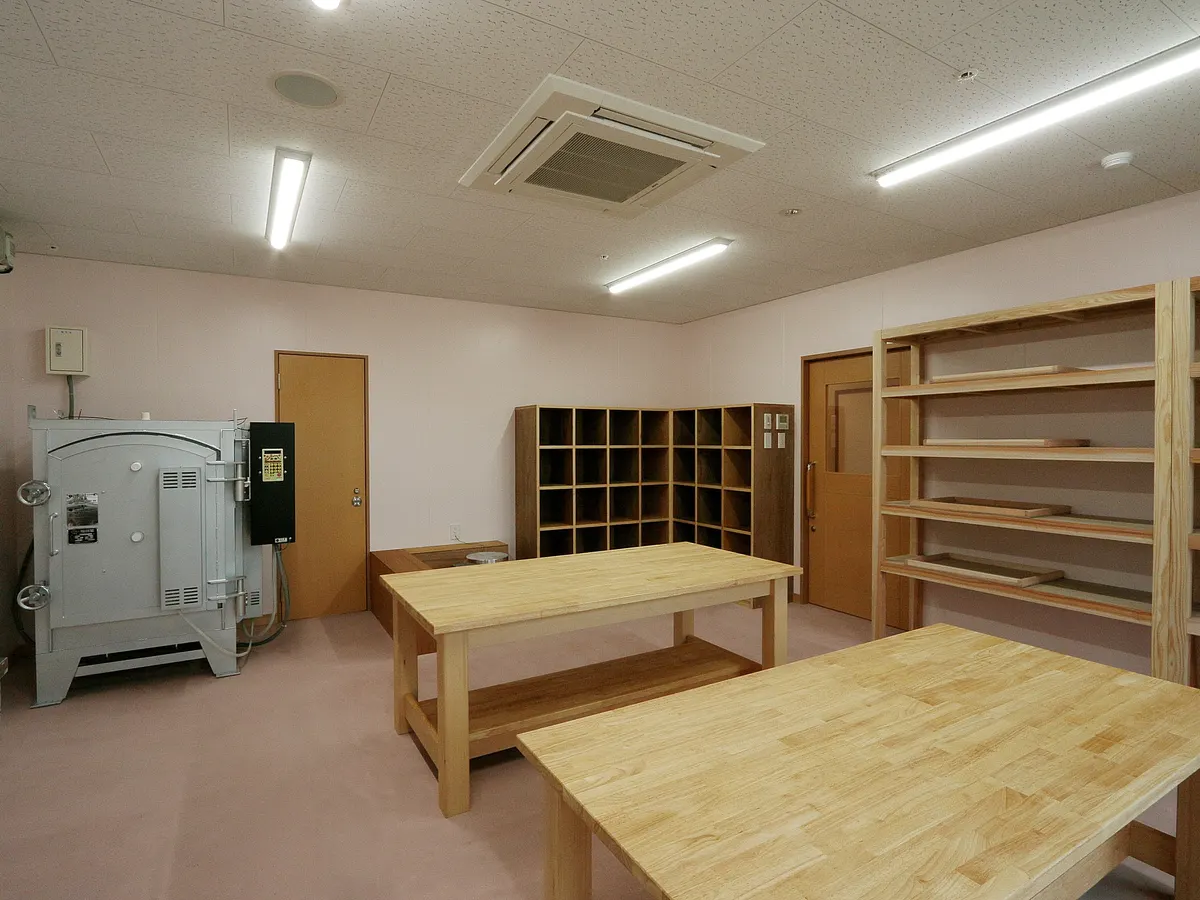 ふくしセンター多の津の陶芸室。窯と作業台